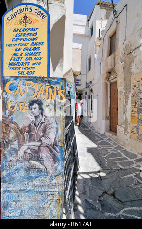 Ruelle étroite avec la publicité des signes dans le centre historique de la ville de Naxos, Cyclades, Grèce, Europe Banque D'Images