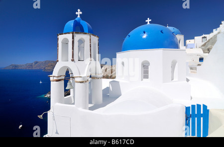 Dôme bleu et blanc et clocher de l'église en face de la mer bleue, Oia, Ia, Santorin, Cyclades, Grèce, Europe Banque D'Images