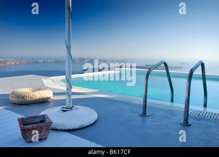 Terrasse avec piscine en face de la mer bleue, Thira, Fira, Santorini, Cyclades, Grèce, Europe Banque D'Images