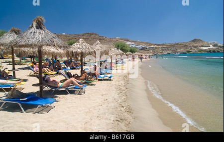 Super Paradise Beach, les touristes se détendre sur des chaises longues sous des parasols, Mykonos, Cyclades, Grèce, Europe Banque D'Images