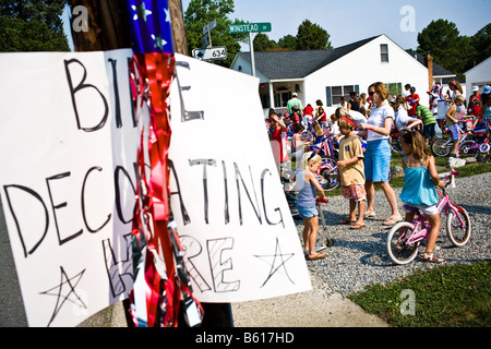 Les enfants décorer leurs vélos avant le 4e de juillet parade dans d'Irvington, va le mercredi 4 juillet 2007. Banque D'Images