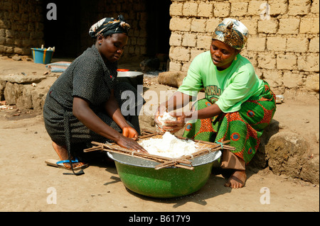 La production de manioc femme flocons, Bamenda, Cameroun, Afrique Banque D'Images