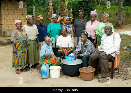 Femmes préparant maniok flakes à Bamenda, Cameroun, Afrique Banque D'Images