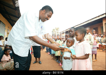 Les enfants qui reçoivent du matériel scolaire, l'éducation des femmes Centre, Bamenda, Cameroun, Afrique Banque D'Images