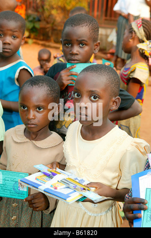 Les enfants qui reçoivent du matériel scolaire, l'éducation des femmes Centre, Bamenda, Cameroun, Afrique Banque D'Images