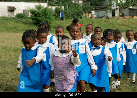 Enfants d'âge pré-scolaire le port de l'uniforme au cours des exercices matinaux, Buea, Cameroun, Afrique Banque D'Images