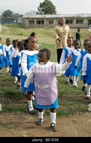 Enfants d'âge pré-scolaire le port de l'uniforme au cours des exercices matinaux, Buea, Cameroun, Afrique Banque D'Images