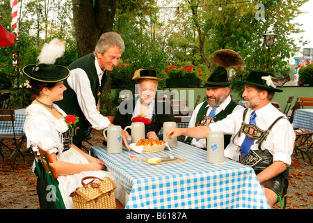 Les gens en costume traditionnel dans un jardin de bière, Muehldorf am Inn, Haute-Bavière Banque D'Images