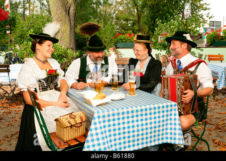 Les gens qui portent le costume traditionnel dans un jardin de bière, Muehldorf am Inn, Haute-Bavière Banque D'Images