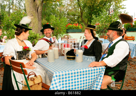 Les gens qui portent le costume traditionnel dans un jardin de bière, Muehldorf am Inn, Haute-Bavière Banque D'Images