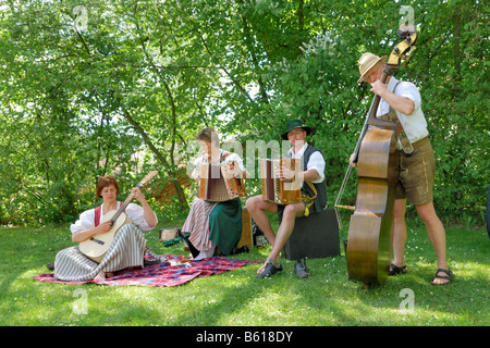 Groupe de musiciens à la folk music festival 'rumherum' dans Regen, Basse-Bavière Banque D'Images