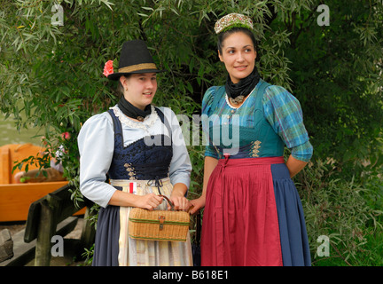 Les jeunes femmes portant des costumes traditionnels historique Alt-Schliersee churchday au lac, Schliersee, Haute-Bavière Banque D'Images