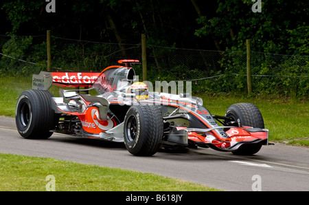 2007 McLaren-Mercedes MP4/22 avec chauffeur Lewis Hamilton à Goodwood Festival of Speed, Sussex, UK. Banque D'Images