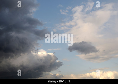 Pluie nuages sombres couvrant un ciel lumineux Banque D'Images
