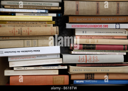 Des piles de vieux livres anciens ou Banque D'Images