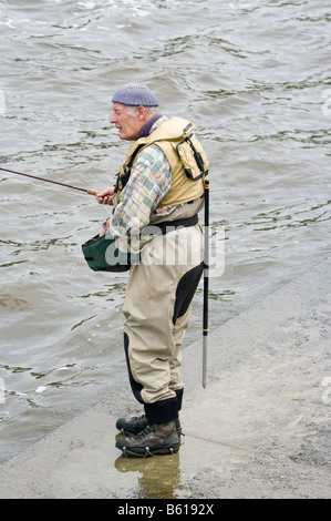 Personne âgée pêcheur de mouche flyfishing Molesey Weir River Thames Surrey Banque D'Images