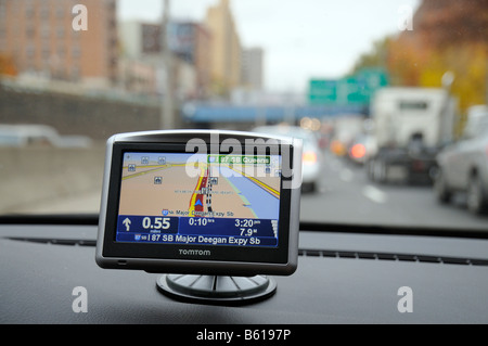 Tomtom monté sur tableau de bord voiture Grands Deegan Expressway New York Banque D'Images