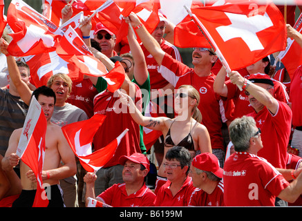 Swiss fans brandissant des drapeaux au cours de l'Aiba, Championnats d'Europe 25.- 27.07.2008 à Stuttgart, Bade-Wurtemberg Banque D'Images