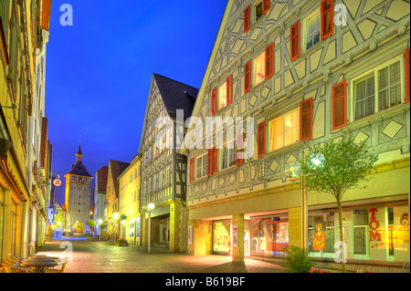 Rangée de maisons le long de Marktstrasse Ferienwohnungen Hillbrand Torturm avec gate tower Marbach, sur le Neckar, Bade-Wurtemberg Banque D'Images