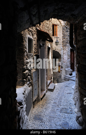 Ruelle de Dolceacqua, la Ligurie, la Riviera dei Fiori, Italie, Europe Banque D'Images