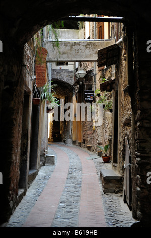 Ruelle de Dolceacqua, la Ligurie, la Riviera dei Fiori, Italie, Europe Banque D'Images