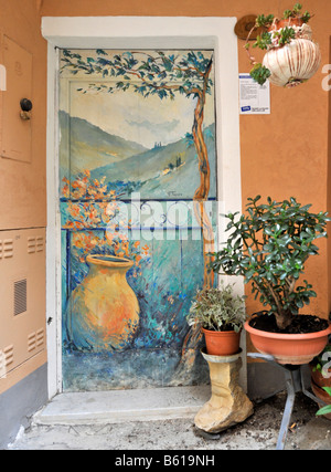 Les portes de Valloria, art sur les portes, lumière du jour musée, district de Dolcedo, Riviera dei Fiori, Ligurie, Italie, Europe Banque D'Images