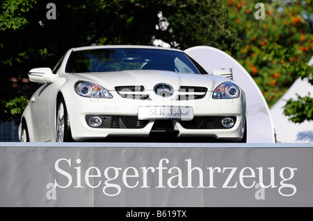 Mercedes SLK 350, voiture gagnante sur podium, Mercedes-Cup, Stuttgart, Baden-Wuertemberg Banque D'Images