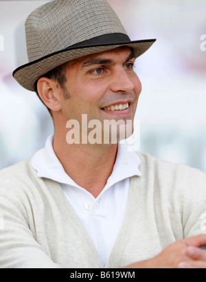 Markus Babbel, le VfB Stuttgart l'entraîneur adjoint, portant un chapeau dans un style rétro-outfit, portrait Banque D'Images