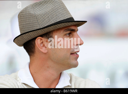 Markus Babbel, le VfB Stuttgart l'entraîneur adjoint, portant un chapeau dans un style rétro-outfit, portrait Banque D'Images