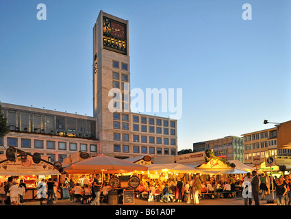 Festival du vin à Stuttgart Marktplatz place avec la mairie, Bade-Wurtemberg Banque D'Images