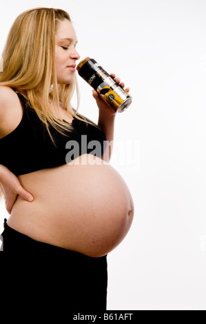 En gestation La chav fille femme de boire un peut de cidre à la fin de sa grossesse - deux semaines, UK Banque D'Images