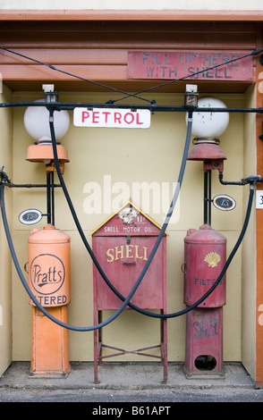 Old Vintage Shell carburant gaz pompes à essence Banque D'Images