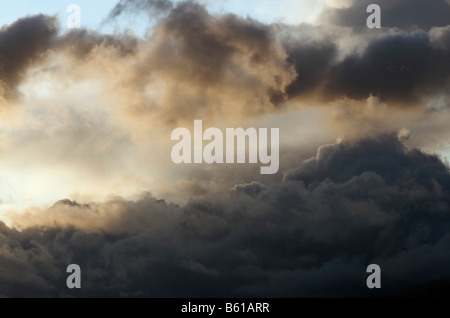 Forte tempête la formation de nuages avec soleil briser Banque D'Images