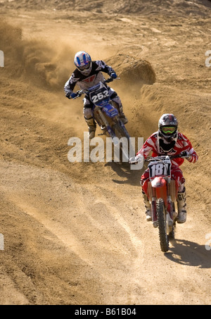 Les cavaliers Motorcross déferle sur un coude à Glen Helen Devore circuit Californie Banque D'Images