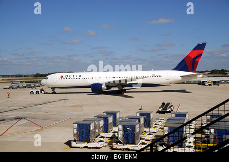 Delta Airlines Boeing 767 jet sur pushback à l'aéroport de Tampa Floride Etats-unis Tug repoussant ce 767 332 appareils de la position Banque D'Images