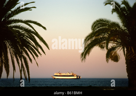 Vue de la ville de Zakynthos port avec bateau Banque D'Images