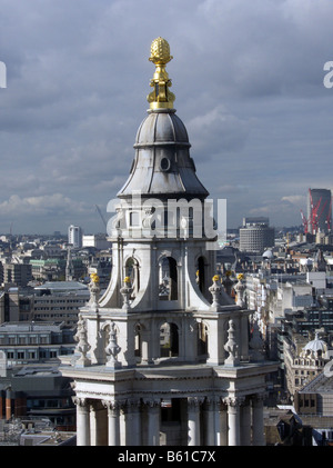 L'un des tours de l'Ouest à la Cathédrale de St Paul, construite par l'architecte Christopher Wren, Londres, Angleterre Banque D'Images