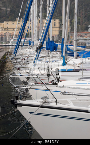 Yachts dans le port de Riva del Garda Lac de Garde Italie Banque D'Images