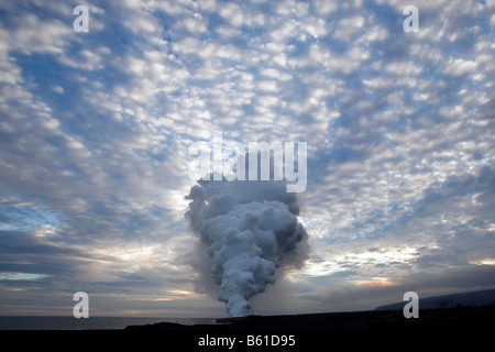 Soufflets de fumée à partir de l'une des nombreuses cheminées volcaniques dans la région de Hawaii Volcanoes National Park (la grande île). Banque D'Images