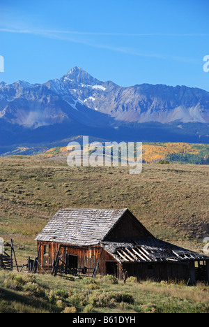 Un vieux bâtiment minier avec le mont Wilson dans l'arrière-plan à l'automne près de Telluride, Colorado Banque D'Images