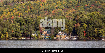 Automne couleur couleur dans les Adirondacks de l'État de New York. Les rives du lac George. Banque D'Images