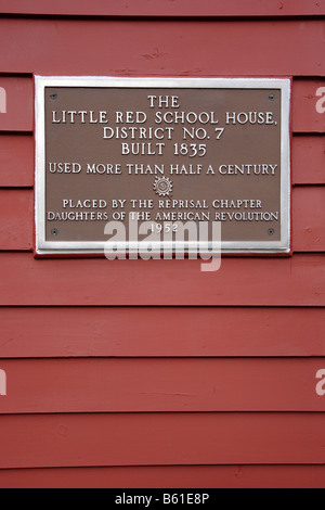 La petite école rouge durant les mois d'automne situé à Newport New Hampshire USA Banque D'Images