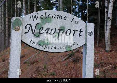 Bienvenue à Newport signe sur la Route 10, situé à Newport New Hampshire USA qui fait partie de la Nouvelle Angleterre Banque D'Images