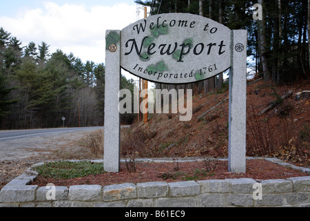 Bienvenue à Newport signe sur la Route 10, situé à Newport New Hampshire USA qui fait partie de la Nouvelle Angleterre Banque D'Images