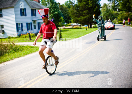 Un homme monte un monocycle au cours de la 4ème de juillet parade dans d'Irvington, va le mercredi 4 juillet 2007. Banque D'Images