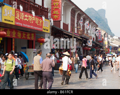 Touriste dans West Street Yangshuo Guilin Guangxi Chine Banque D'Images