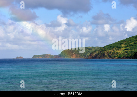 Un arc-en-ciel sur la côte de l'île isla culebra, Puerto Rico Banque D'Images