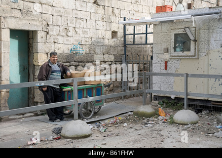 Un palestinien l'attente dans la rue Shuhada à Hébron, Palestine checkpoint Banque D'Images