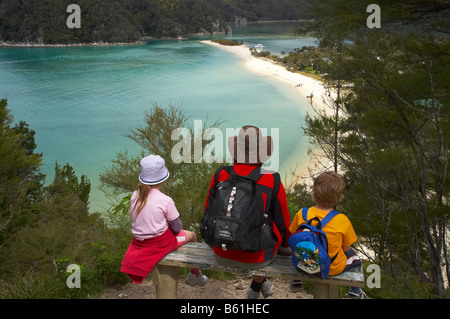 Famille sur l'Abel Tasman Coastal Track au-dessus du Torrent Bay Parc national Abel Tasman Nelson Region ile sud Nouvelle Zelande Banque D'Images