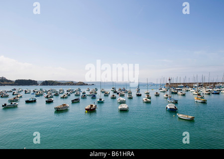 Bateaux de pêche dans le port d'Erquy, côte du Emeraude, Normandie, France, Europe Banque D'Images